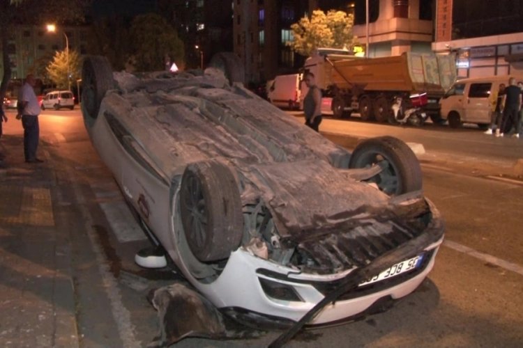 İstanbul'da  kontrolden &ccedil;ıkan otomobil ref&uuml;je &ccedil;arparak takla attı!