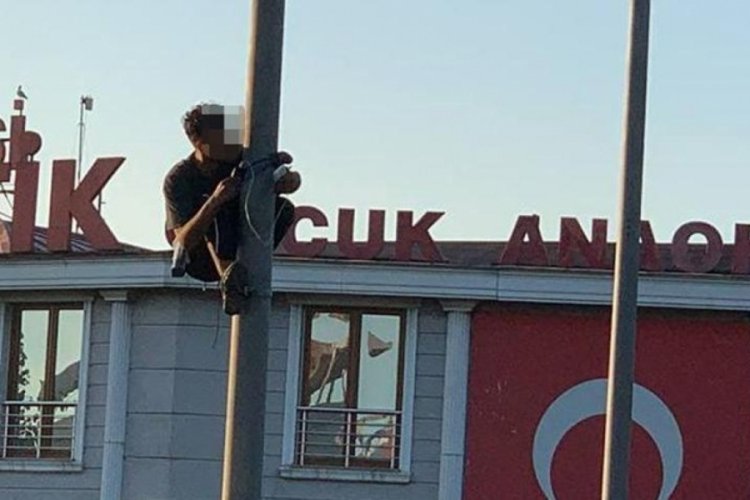 E-5'i kilitleyen olay! Bir kişi aydınlatma direğine &ccedil;ıktı