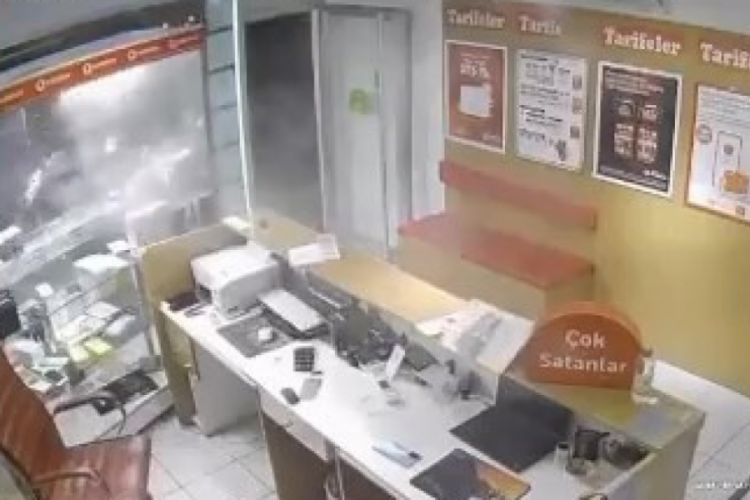Adana'da hasımlarından ka&ccedil;ıp telefoncuya sığındı