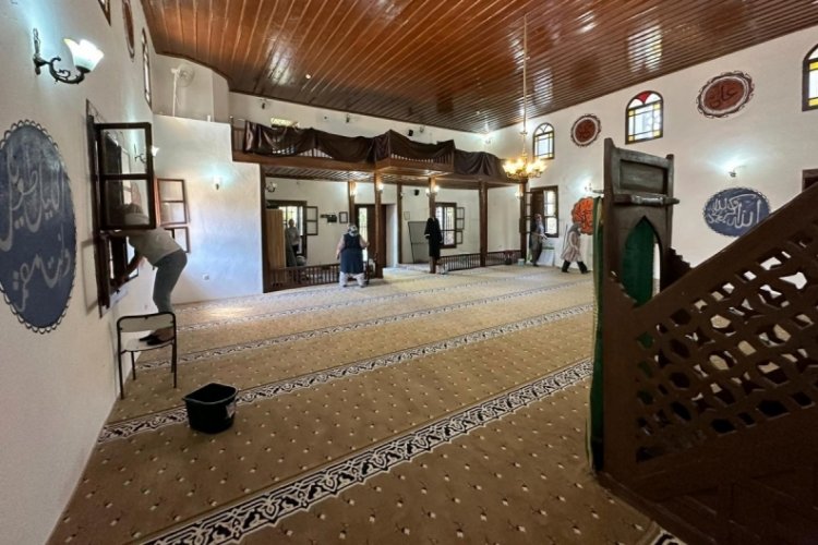 Bursa'da Nil&uuml;fer Hatun Cami ilgisizlikten kurtuldu