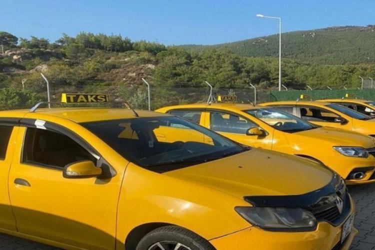İzmir'de ticari taksiyle g&ouml;&ccedil;men ka&ccedil;ak&ccedil;ılığı! 13 kişi tutuklandı