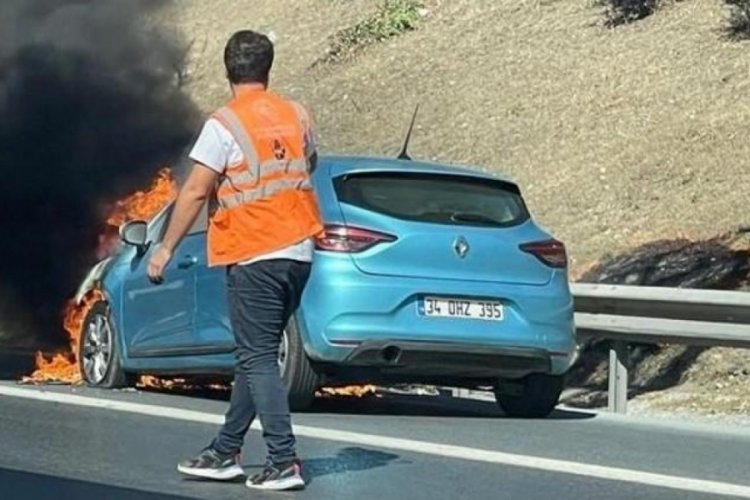 İstanbul'da yanan otomobil kullanılamaz hale geldi