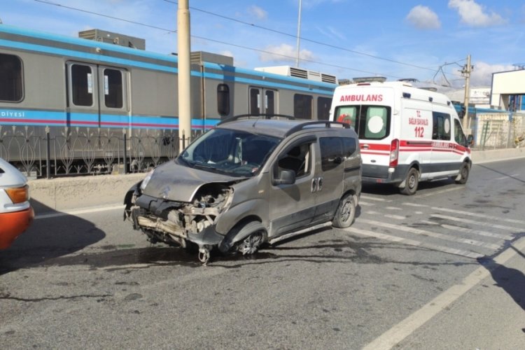İstanbul'da kontrolden &ccedil;ıkan ara&ccedil;, tramvay hattının korkuluklarını yıktı!