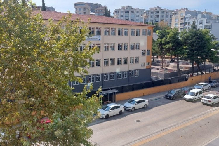 Bursa'da yanlış parkların sonu gelmiyor: Şimdi de otob&uuml;s durağı