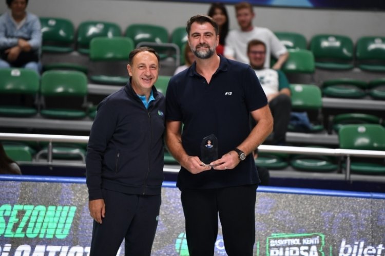 TOFAŞ'tan Mehmet Okur'a teşekk&uuml;r plaketi