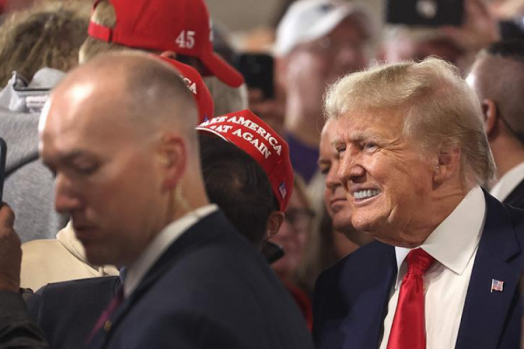 Trump destek&ccedil;ilerine pizza dağıttı