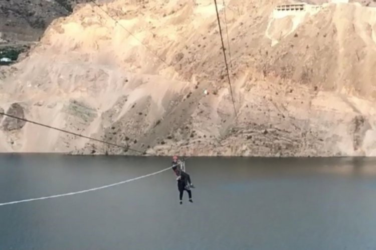 Yusufeli Belediye Başkanı zipline yaparken mahsur kaldı