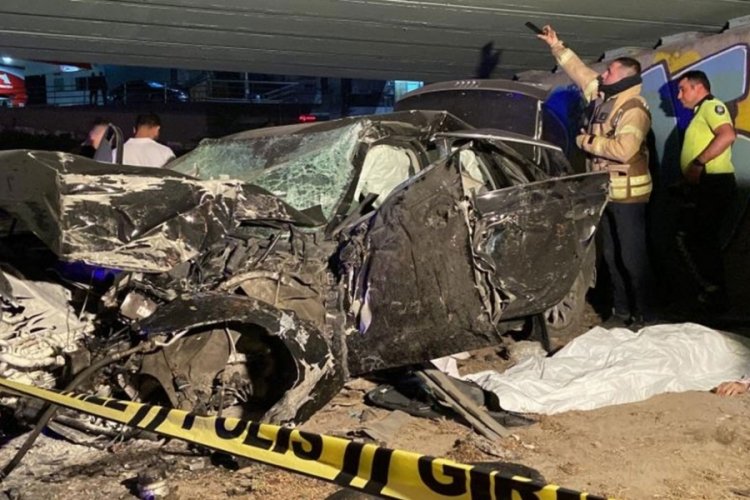 İstanbul'da otomobil tramvay k&ouml;pr&uuml;s&uuml;n&uuml;n duvarına &ccedil;arptı! 4 &ouml;l&uuml;