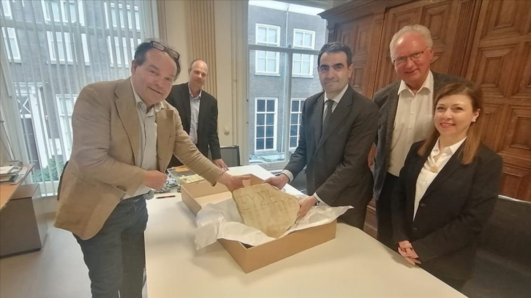 Hollanda'daki T&uuml;rkiye'ye ait tarihi antik taş par&ccedil;ası teslim alındı