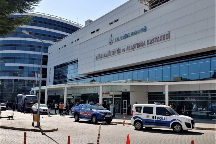 Karab&uuml;k'te beşinci defa y&uuml;ksek gerilim hattına tırmandı! Akıma kapılan şahıs ağır yaralandı