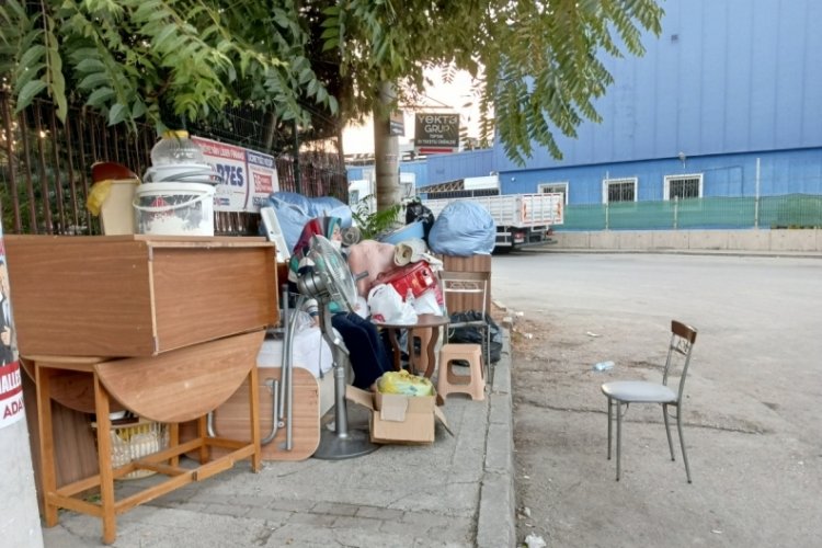 Bursa'da evden &ccedil;ıkarıldı, anlaştığı yeni ev başkasına kiraya verilince sokakta kaldı!