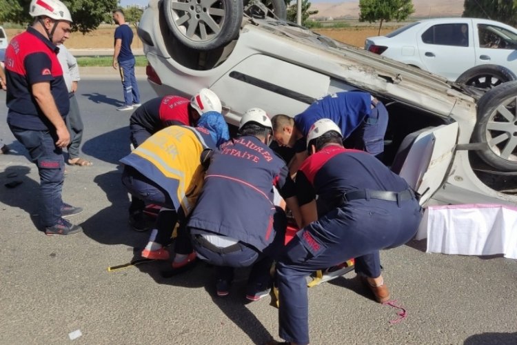 Şanlıurfa'da devrilen otomobilin s&uuml;r&uuml;c&uuml;s&uuml; yaralandı