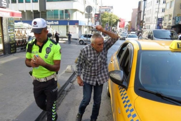 İstanbul'da ceza yazılan taksici aracını yumrukladı! "İsyan ediyorum. Par&ccedil;alayacağım bu aracı"