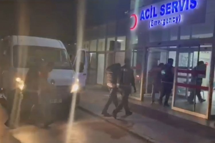 Balıkesir Ayvalık'ta 14 d&uuml;zensiz g&ouml;&ccedil;men ve 7 organizat&ouml;r yakalandı