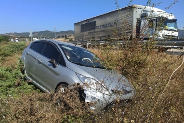 Bursa'da yoldan &ccedil;ıkan otomobil &ccedil;alılık i&ccedil;ine daldı! 2 yaralı var