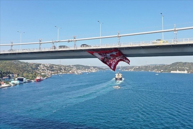 Filenin Sultanları'nın şampiyonluk bayrağı k&ouml;pr&uuml;lere asıldı