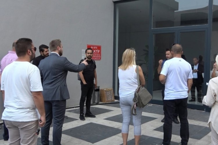 İş merkezinde 83 ofise elektrik şoku...14 katı y&uuml;r&uuml;yerek &ccedil;ıkıyorlar