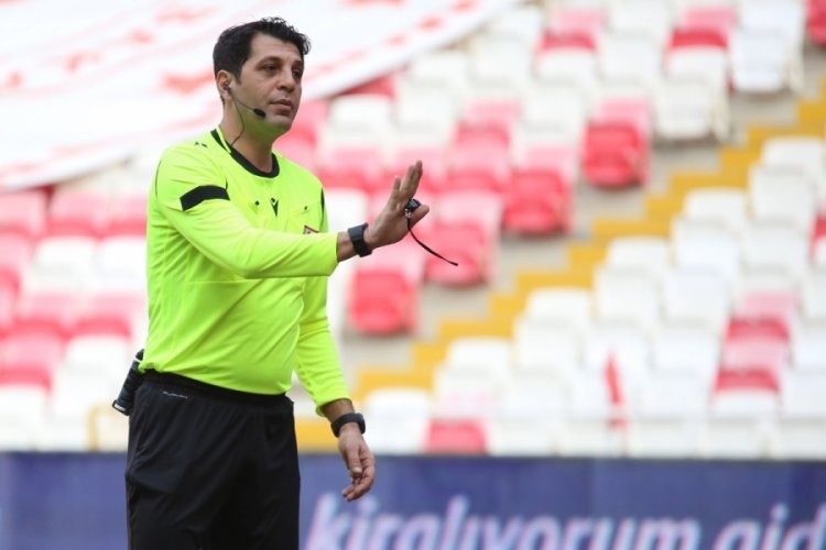 Başakşehir - Galatasaray ma&ccedil;ının VAR'ı Mustafa &Ouml;ğretmenoğlu