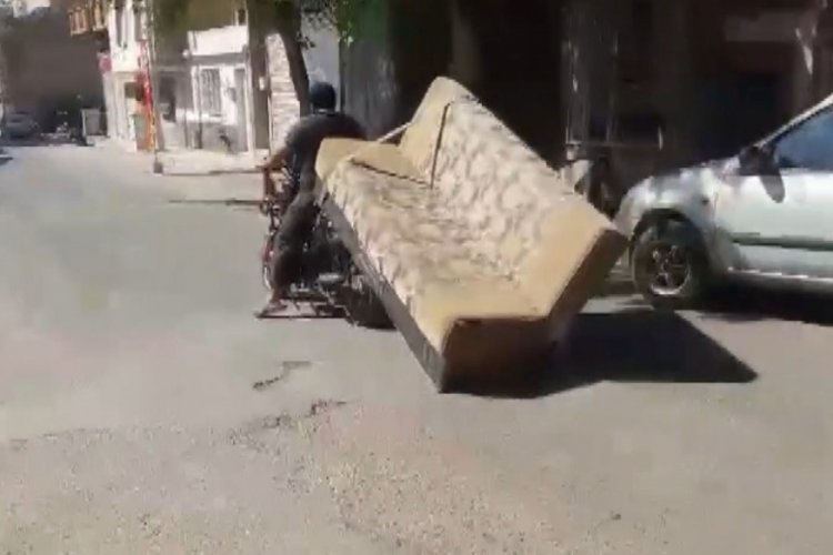 Y&uuml;k taşımacılığının b&ouml;ylesi 'pes' dedirtti: Kanepeyi motosikletle taşıdı