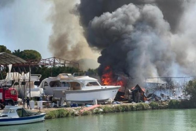 Antalya'da orman yangını! Alevler teknelere sı&ccedil;radı
