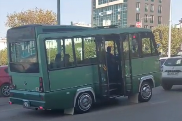 Bursa'da FSM caddesinde nostaljik minib&uuml;s&nbsp;
