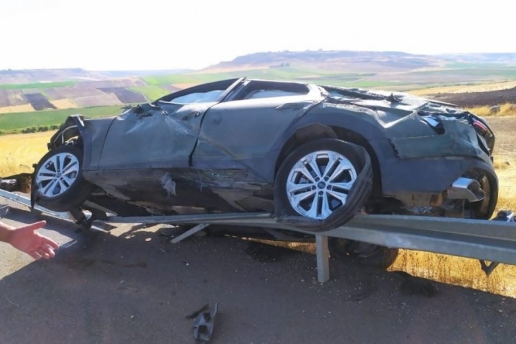 Diyarbakır'da otomobil bariyerlere &ccedil;ıktı: 1 yaralı