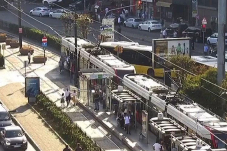 İstanbul Beyoğlu'nda otob&uuml;s tramvaya &ccedil;arptı