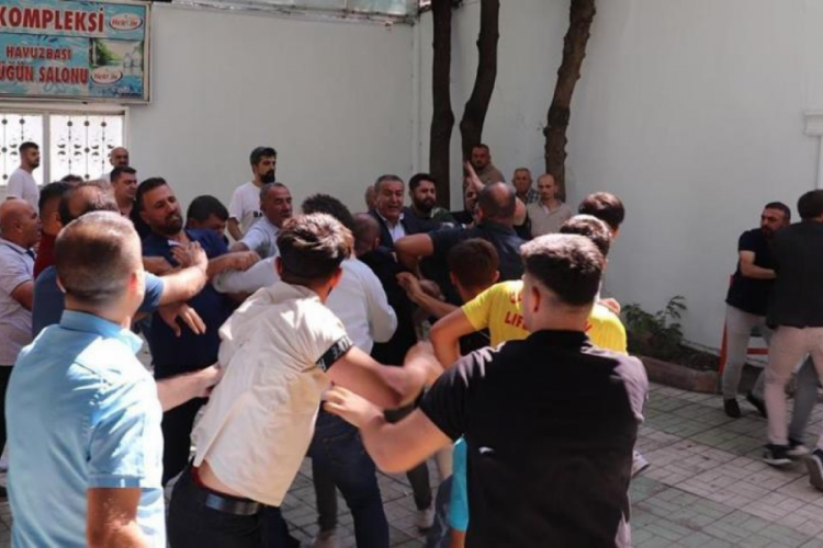 Siirt'te CHP kongresinde kavga &ccedil;ıktı!
