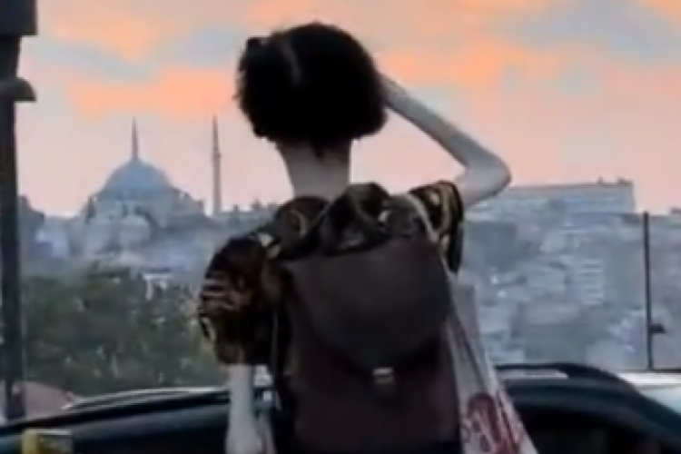 G&ouml;renler bir daha baktı! Ten rengi ve zayıflığı dikkat &ccedil;ekti