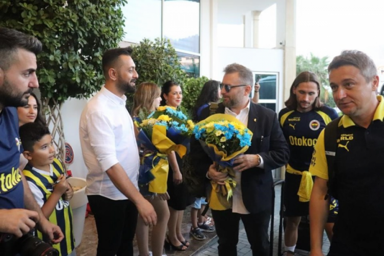 Fenerbah&ccedil;e, Alanya'da meşale ve &ccedil;i&ccedil;eklerle karşılandı