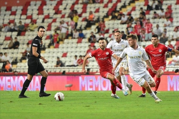 Antalyaspor evinde Yılport Samsunspor'u 2 golle yendi