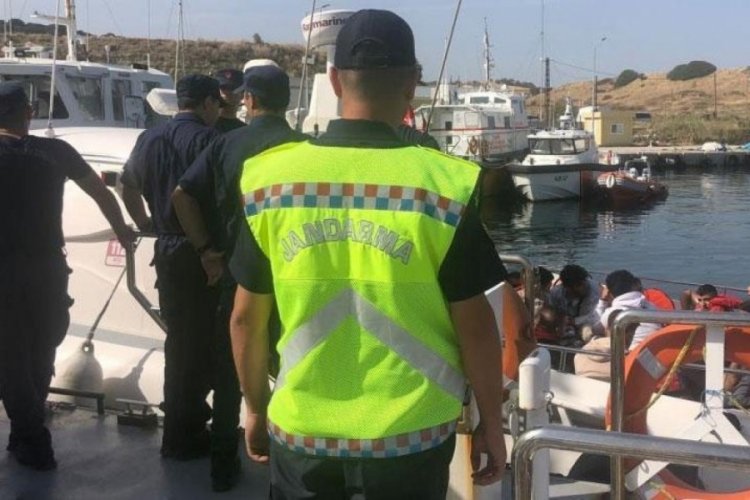 &Ccedil;anakkale'de kaptanı alkoll&uuml; &ccedil;ıktı! Teknede 25 ka&ccedil;ak g&ouml;&ccedil;men yakalandı