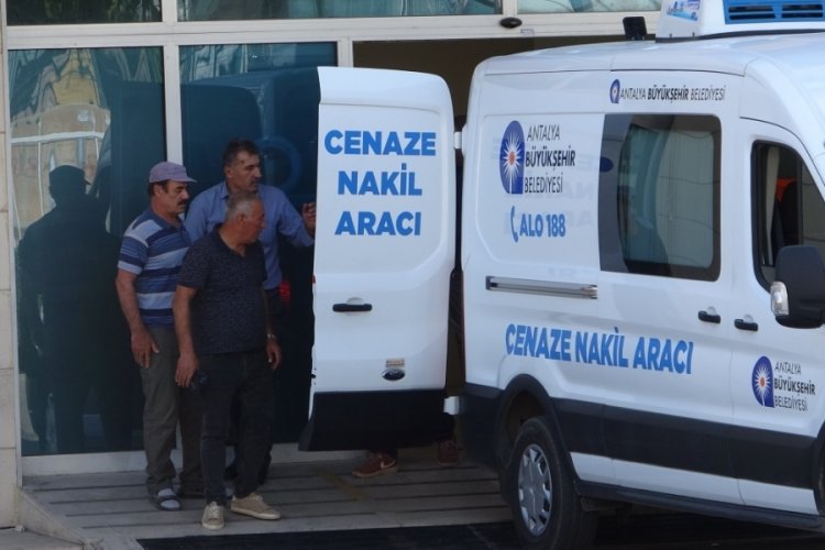 Antalya'da iki otomobil kafa kafaya &ccedil;arpıştı! 1 &ccedil;&ouml;l&uuml;