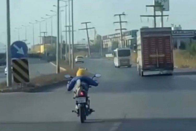 Bursa'da  motorun &uuml;zerine yatarak yolculuk etti!