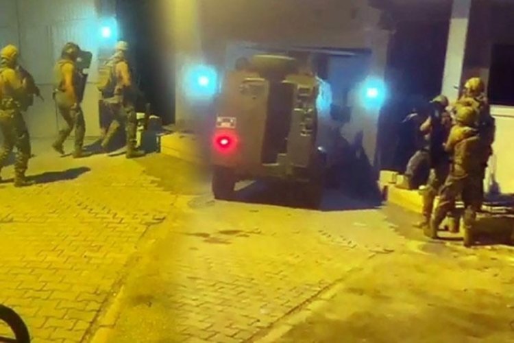 'Şirinler' &ccedil;etesine operasyon! Polis zırhlı ara&ccedil;la kapıyı kırmış