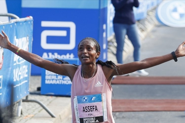 Atlet Assefa, Berlin Maratonu'nda kadınlar d&uuml;nya rekorunu kırdı