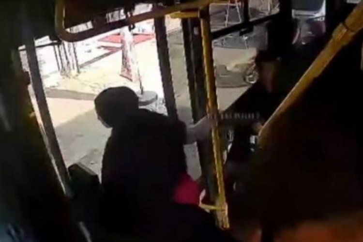 Adana'da dolmuşta a&ccedil;ık kapı dehşeti! Kız &ccedil;ocuğu &ouml;l&uuml;mden d&ouml;nd&uuml;
