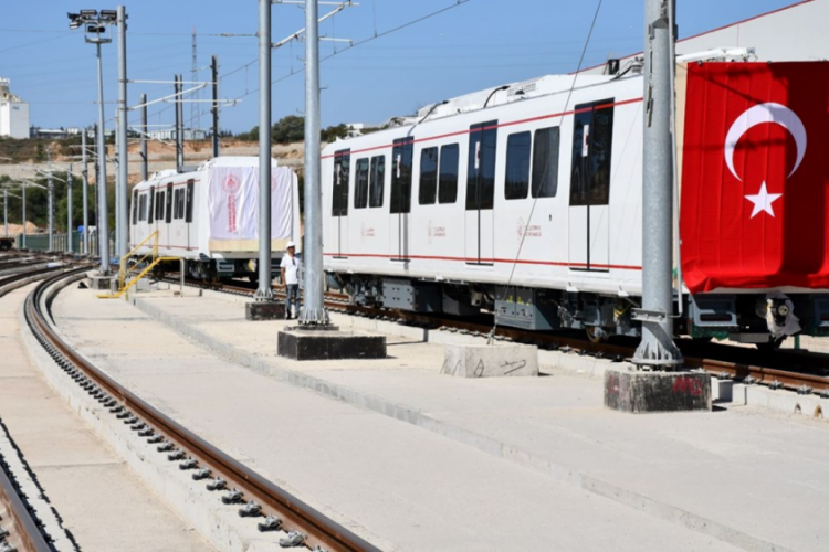 İlk yerli ve milli s&uuml;r&uuml;c&uuml;s&uuml;z metro raylara indirildi