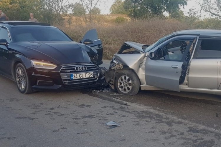 Bursa'da kafa kafaya &ccedil;arpışan otomobillerde 6 kişi yaralandı