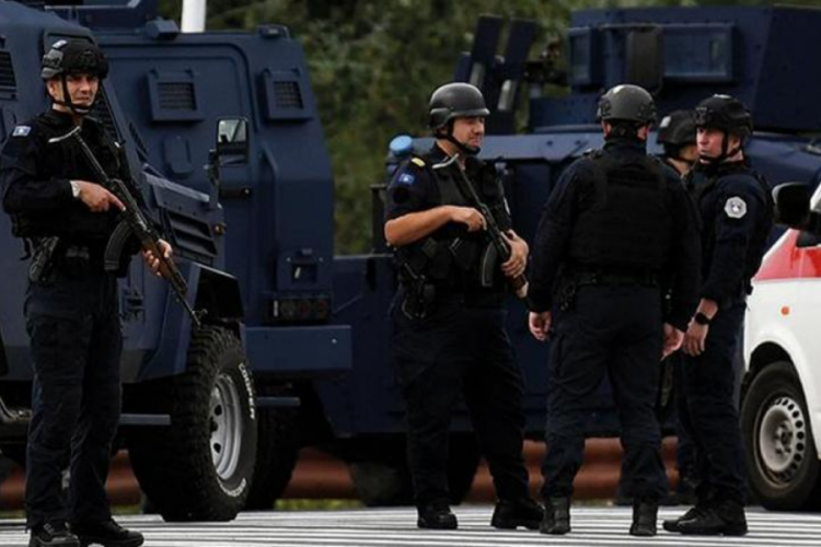 Kosova'da polis ile Sırp grup arasında &ccedil;atışma!