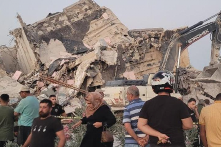Hatay'da yıkım sırasında bina iş makinesinin &uuml;zerine devrildi!