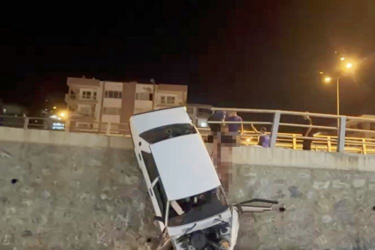 Korkun&ccedil; kaza! V&uuml;cudunda demir korkulukla u&ccedil;urumda asılı kaldı