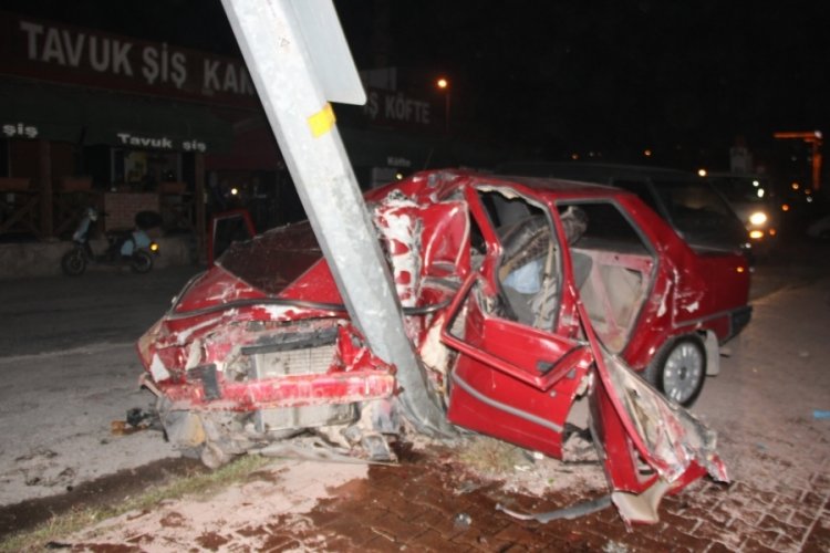 Kayseri'de aydınlatma direğine &ccedil;arpan otomobil hurdaya d&ouml;nd&uuml;