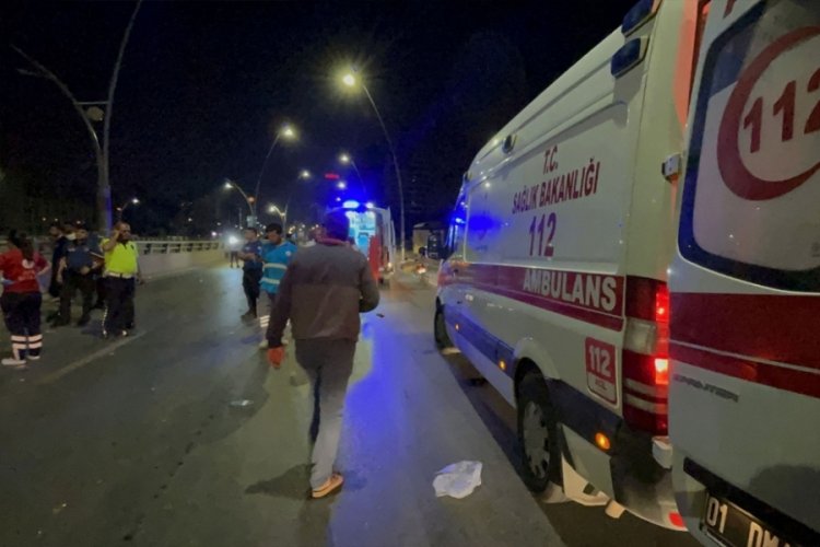 Havalimanına yolcu taşıyan midib&uuml;s direğe &ccedil;arptı: 5 yaralı
