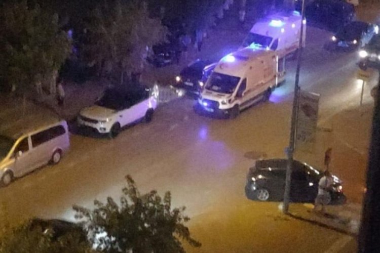 Bursa'da hız yapan s&uuml;r&uuml;c&uuml; yayalara &ccedil;arptı! Yaralılar var