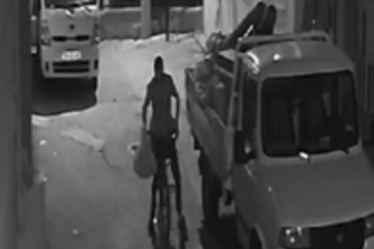 Bursa'da bisikletli hırsız kameralara yansıdı