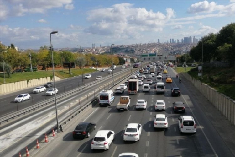 İstanbul'da haftanın ilk g&uuml;n&uuml; trafik yoğunluğu yaşanıyor