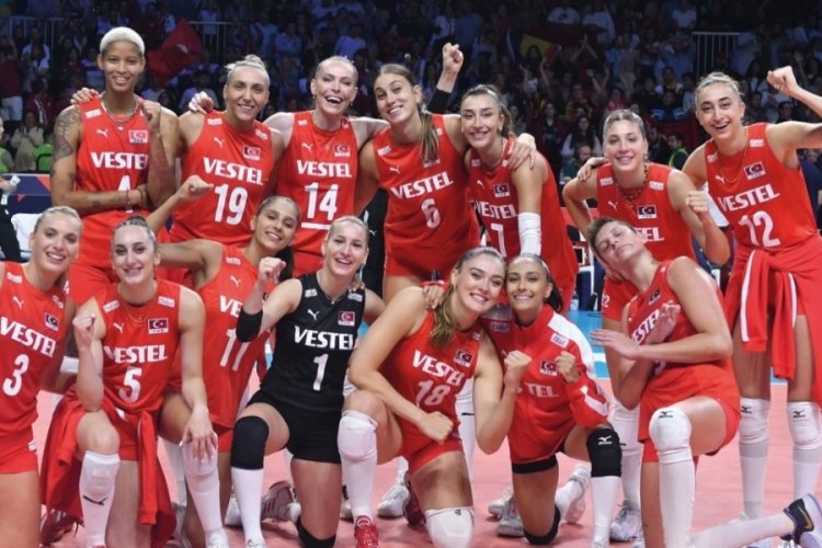 THY'den A Milli Kadın Voleybol Takımı'na u&ccedil;akta s&uuml;rpriz kutlama