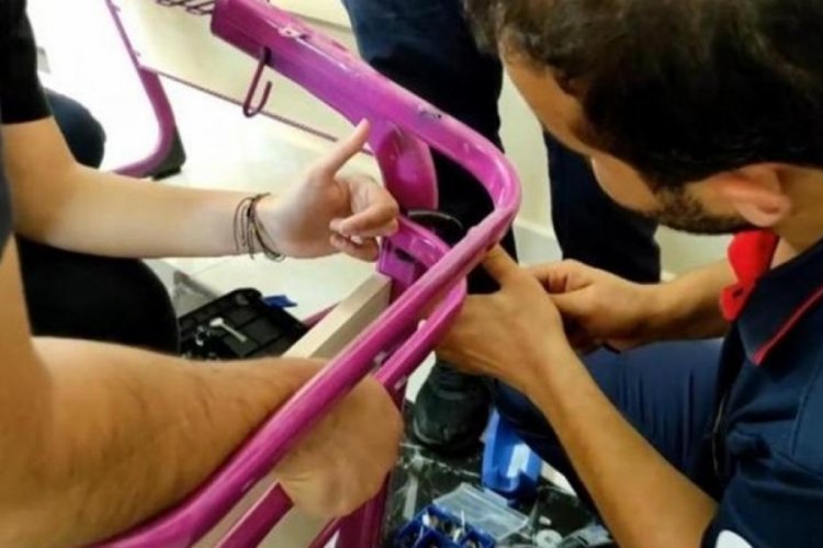 Kocaeli'de liseli kız parmağını sıraya sıkıştırdı! İtfaiye ekipleri kurtardı