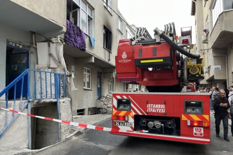 İstanbul'da evde yangın &ccedil;ıktı! 3'&uuml; &ccedil;ocuk 8 kişi kurtarıldı